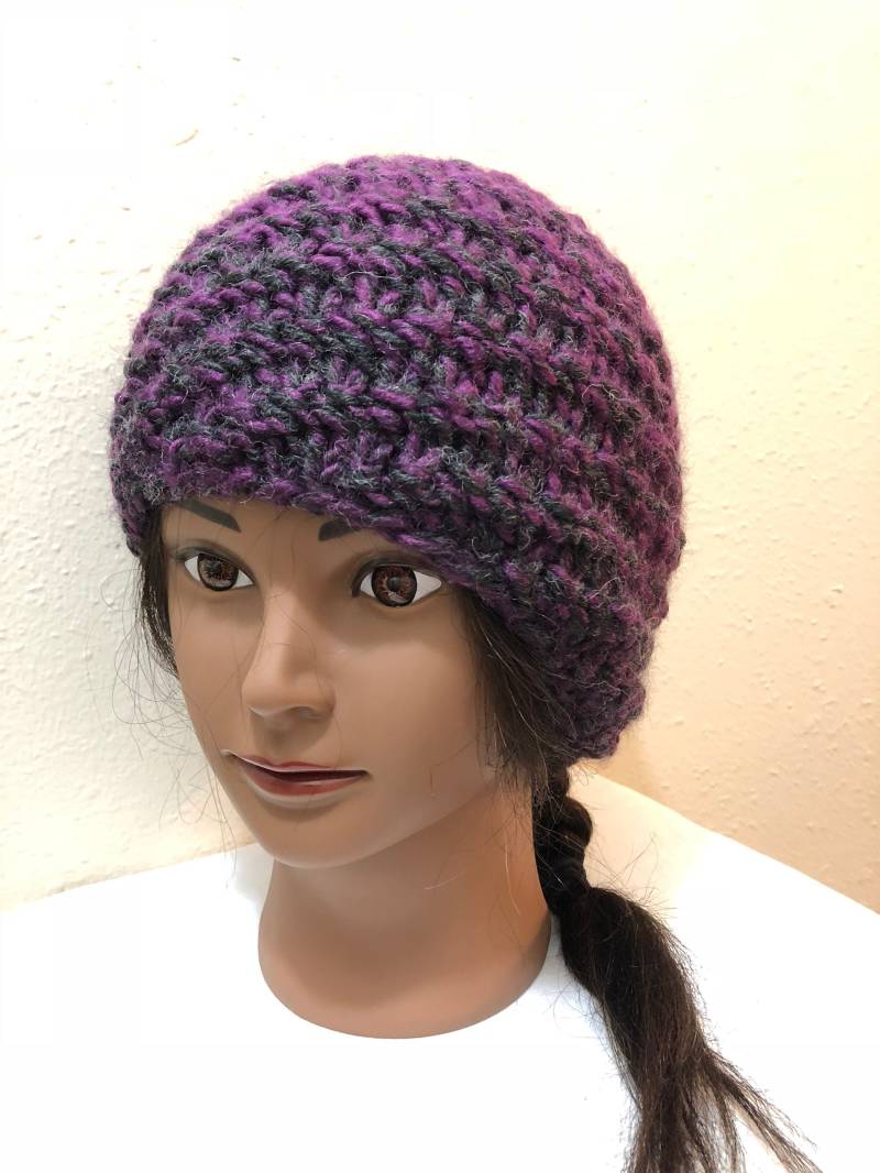 Nur Eine Lila Und Schwarz Wintermütze von SmallTownHandMade
