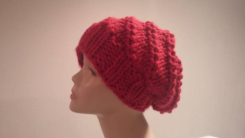 Nur Eine Rote Winter Strickmütze von SmallTownHandMade