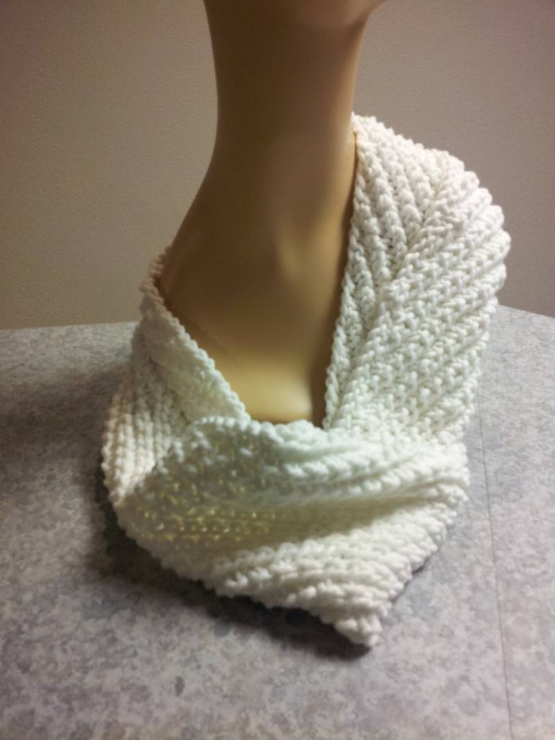 Nur Eine Weiche Baby-Garn Weiß Infinity Schal von SmallTownHandMade