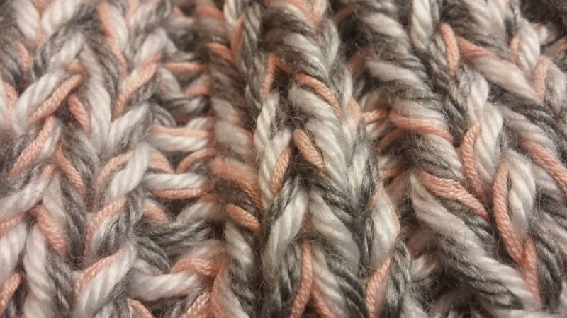 Nur Eine Weiß Grau Und Rosa Stricken Mütze von SmallTownHandMade