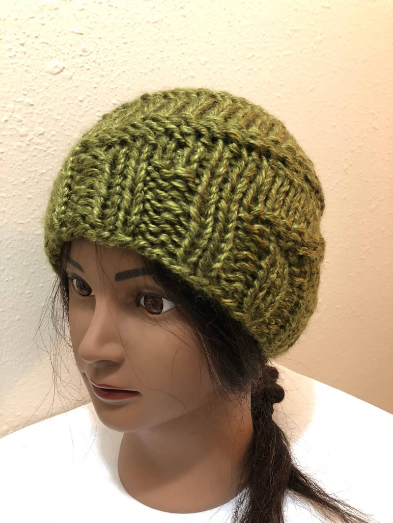 Warme Strickmütze in Salbei Grün von SmallTownHandMade