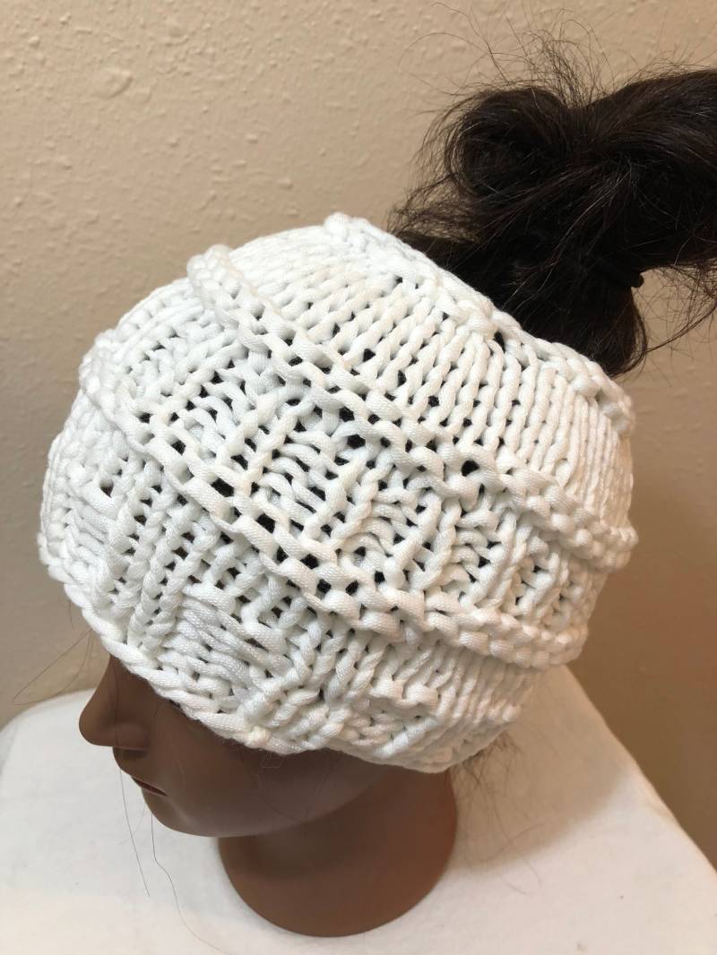 Weißen Womans Winter Strickmütze Chaotisch Bun von SmallTownHandMade