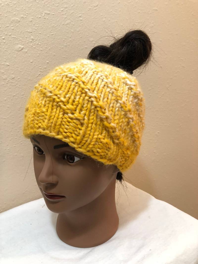 Winter Stricken Womans Chaotisch Bun Hut in Gelb Und Creme von SmallTownHandMade