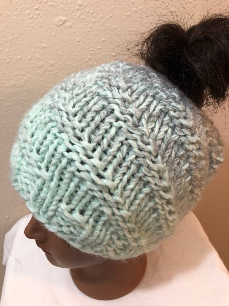 Womans Winter Strickmütze Chaotisch Bun von SmallTownHandMade