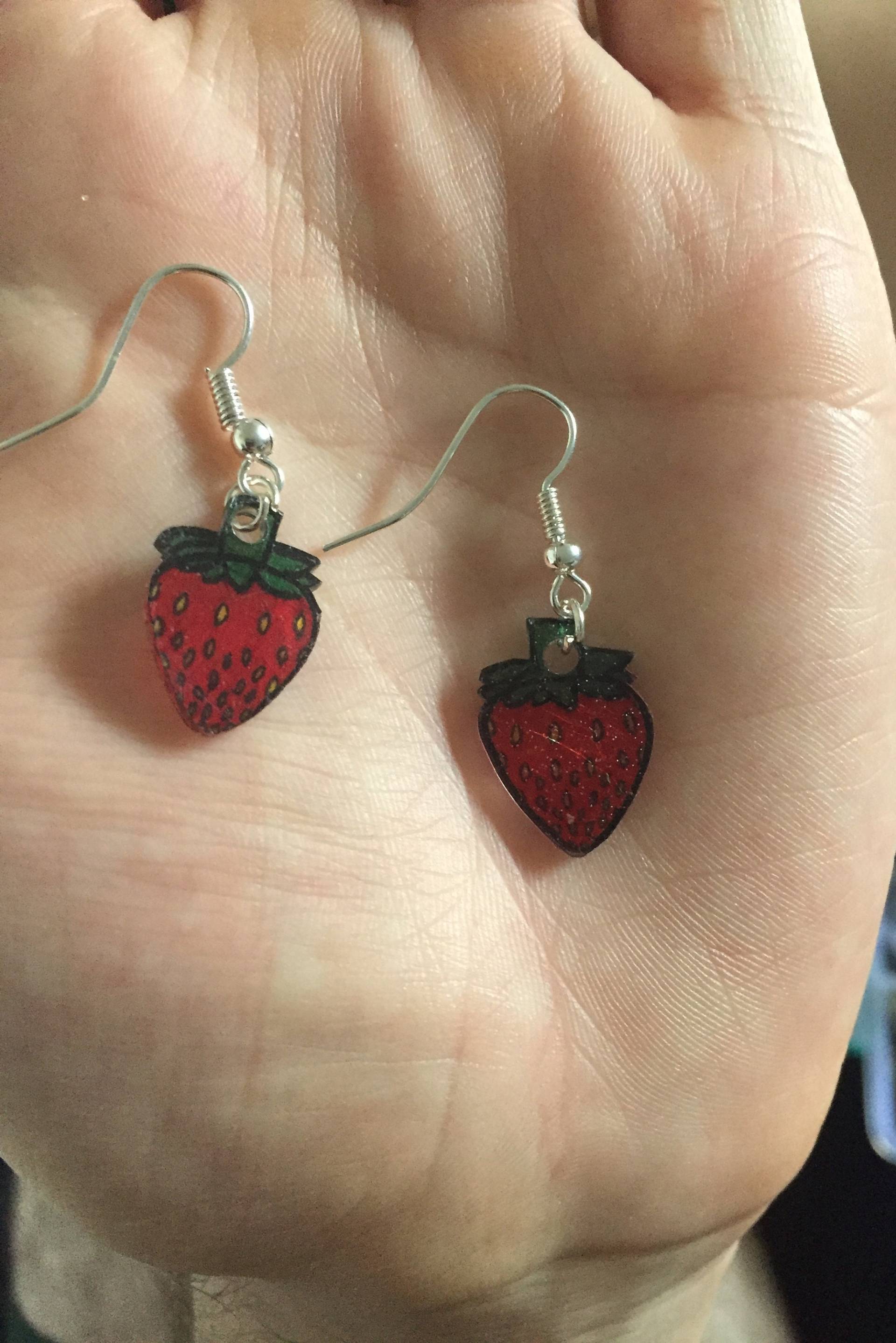 Erdbeere Shrinky-Dink Ohrringe Erdbeere Shrinky-Dink Ohrringe von SmallVulcanCreations