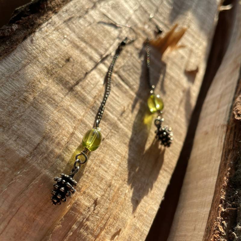 Pinecone Charme Grün Glas Baumeln Tropfen Ohrringe, Silber Natur Tropfen, Zarte Feminine Grün Holzig Inspirierte Ohrringe Pinecone Charme Grün Glas Baumeln Tropfen Ohrringe, Silber Natur Tropfen, Zarte Feminine Grün Holzig Inspirierte Ohrringe von SmallestPlanet