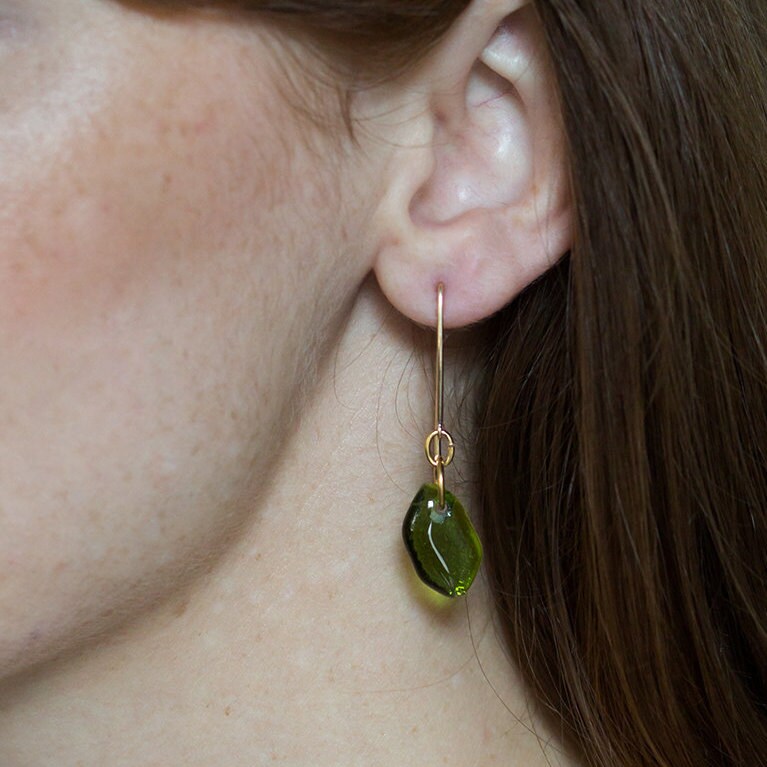 Recycelte Flaschenglasohrringe 14K Gold Gefüllt, Handgefertigt von SmartGlassKP