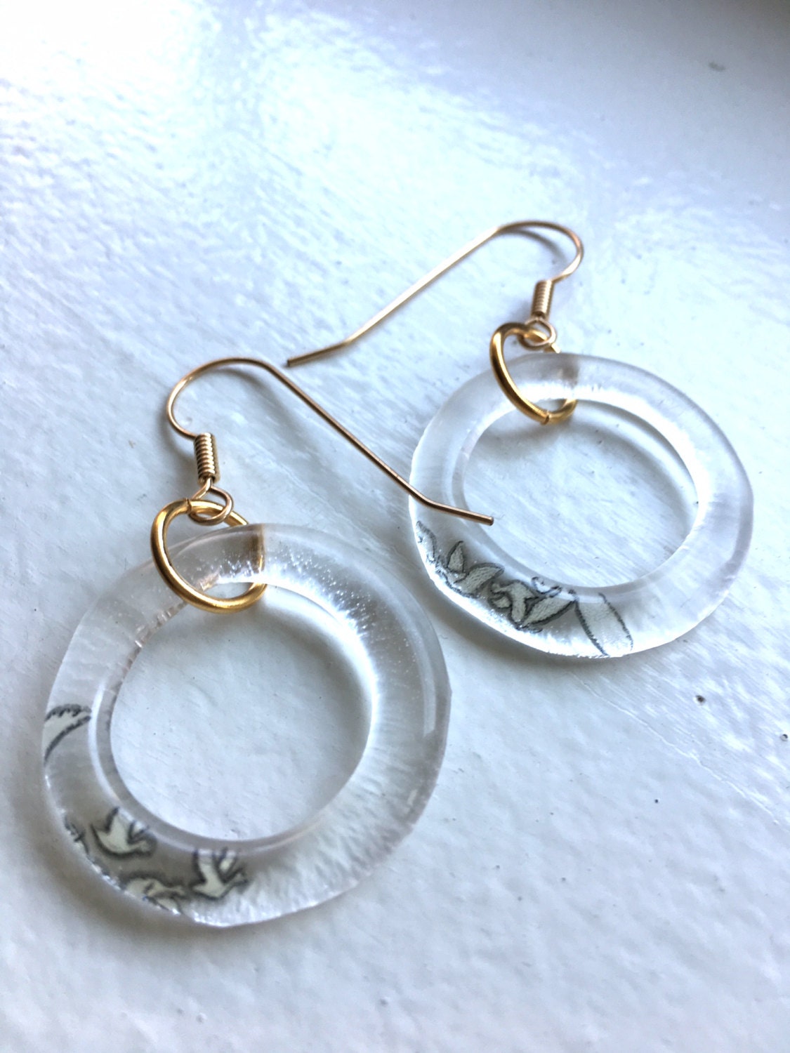 Recycled Grey Goose Flaschenglasohrringe | Gold Fill, Gänse-Logo von SmartGlassKP