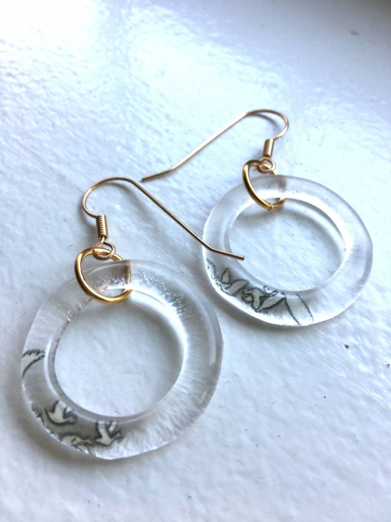 Recycled Grey Goose Flaschenglasohrringe | Gold Fill, Gänse-Logo von SmartGlassKP