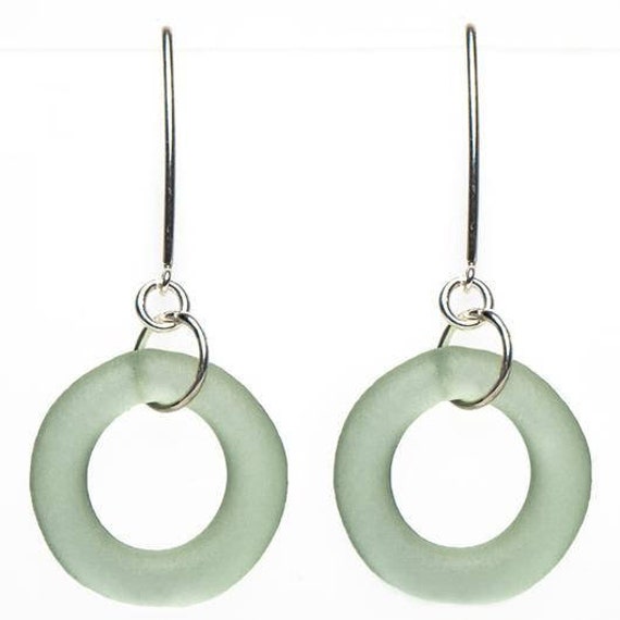 Handgefertigte Recycled Sea Glass Creolen | Bumerang-Brisuren von SmartGlassKP