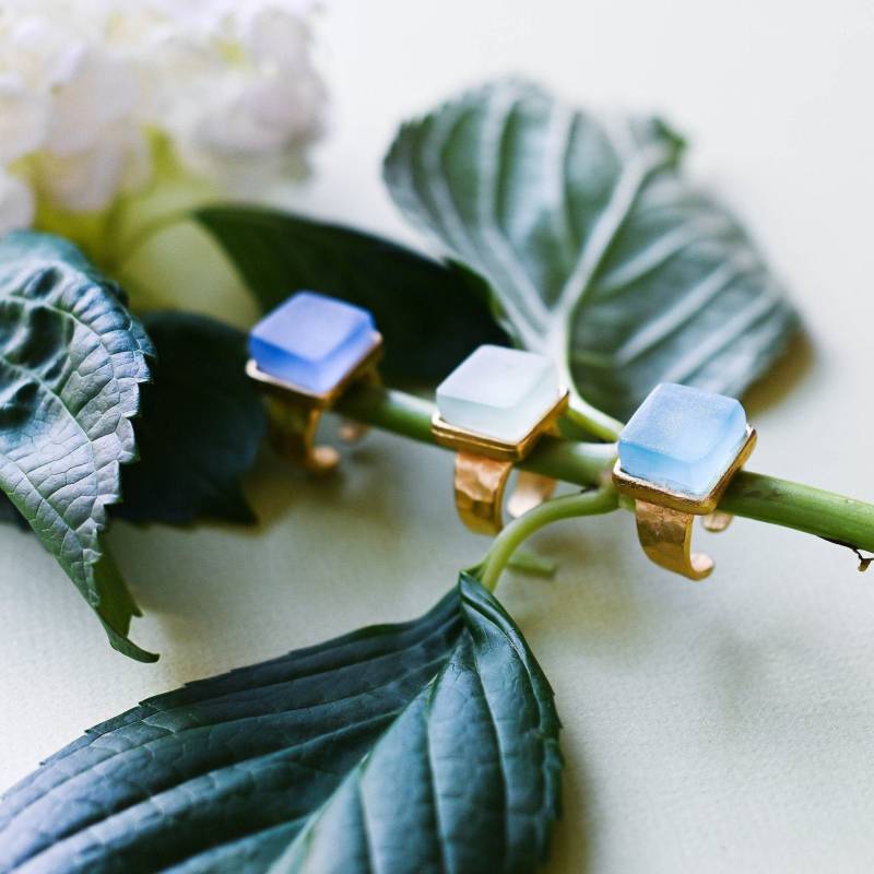 Verstellbarer Statement Ring Mit Recyceltem Weinflaschenglas Und Goldband | Nachhaltige Mode Cocktail Ringe Umweltfreundliche Produkte von SmartGlassKP