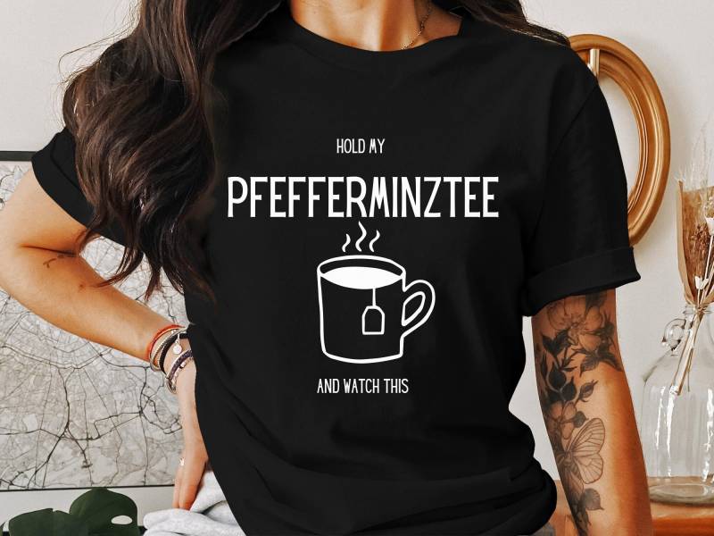 Hold My Pfefferminztee Shirt, Witziges Teetrinker T-Shirt, Lustiges Teeliebhaber Oberteil, Sarkastisch Ironisch Sprüche Jersey, Teezeit Top von SmartStreetwearShop