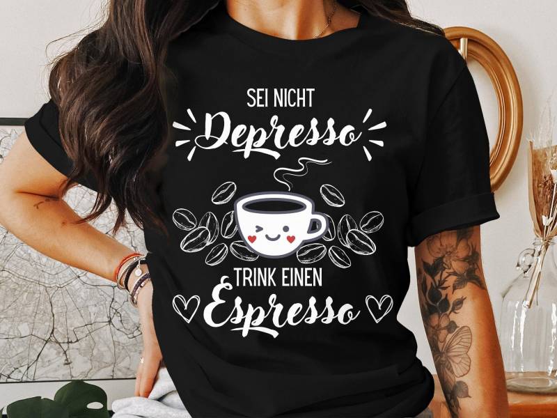 Sei Nicht Depresso, Trink Einen Espresso Shirt, Lustiges Kaffeetrinker T-Shirt, Witziges Kaffe Trinker Oberteil, Humorvolles Spruch Top Sei Nicht Depresso, Trink Einen Espresso Shirt, Lustiges Kaffeetrinker T-Shirt, Witziges Kaffe Trinker Oberteil, Humorvolles Spruch Top von SmartStreetwearShop