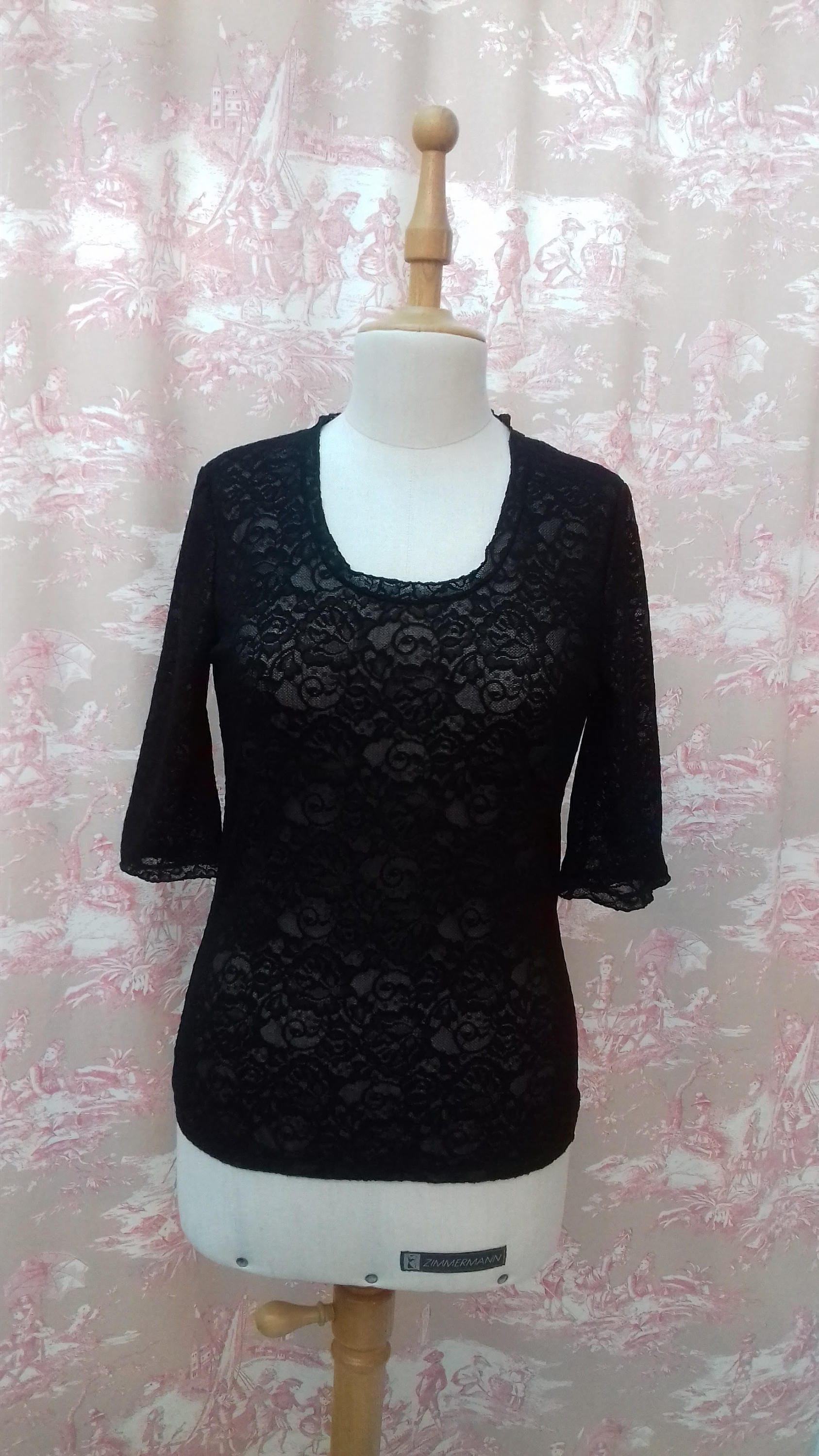 Schwarze Stretch-Spitze Ausgestattet Bispoke T-Shirt Mit Oben Ellenbogen Ärmel Schwarze Stretch-Spitze Ausgestattet Bispoke T-Shirt Mit Oben Ellenbogen Ärmel von SmartclindOeil