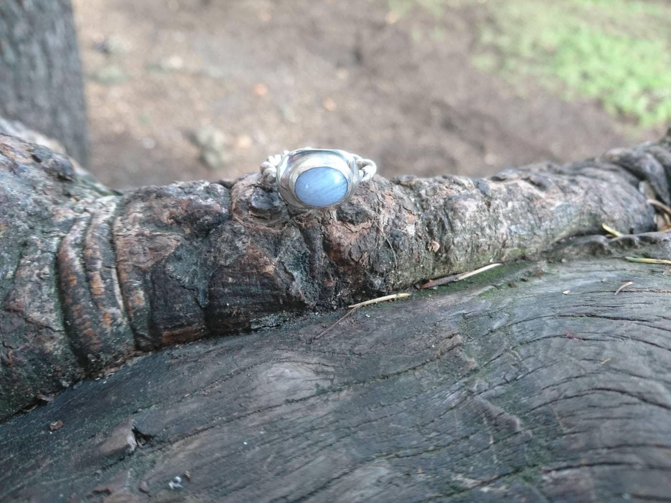 Blau Gebändert Achat Cabochon Edelstein Gesetzt in Sterling Silber Mit Einem Verdrehten Band 925 Gepunzt Blau Gebändert Achat Cabochon Edelstein Gesetzt in Sterling Silber Mit Einem Verdrehten Band 925 Gepunzt von SmashingMetals