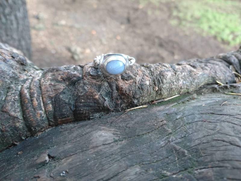 Blau Gebändert Achat Cabochon Edelstein Gesetzt in Sterling Silber Mit Einem Verdrehten Band 925 Gepunzt Blau Gebändert Achat Cabochon Edelstein Gesetzt in Sterling Silber Mit Einem Verdrehten Band 925 Gepunzt von SmashingMetals