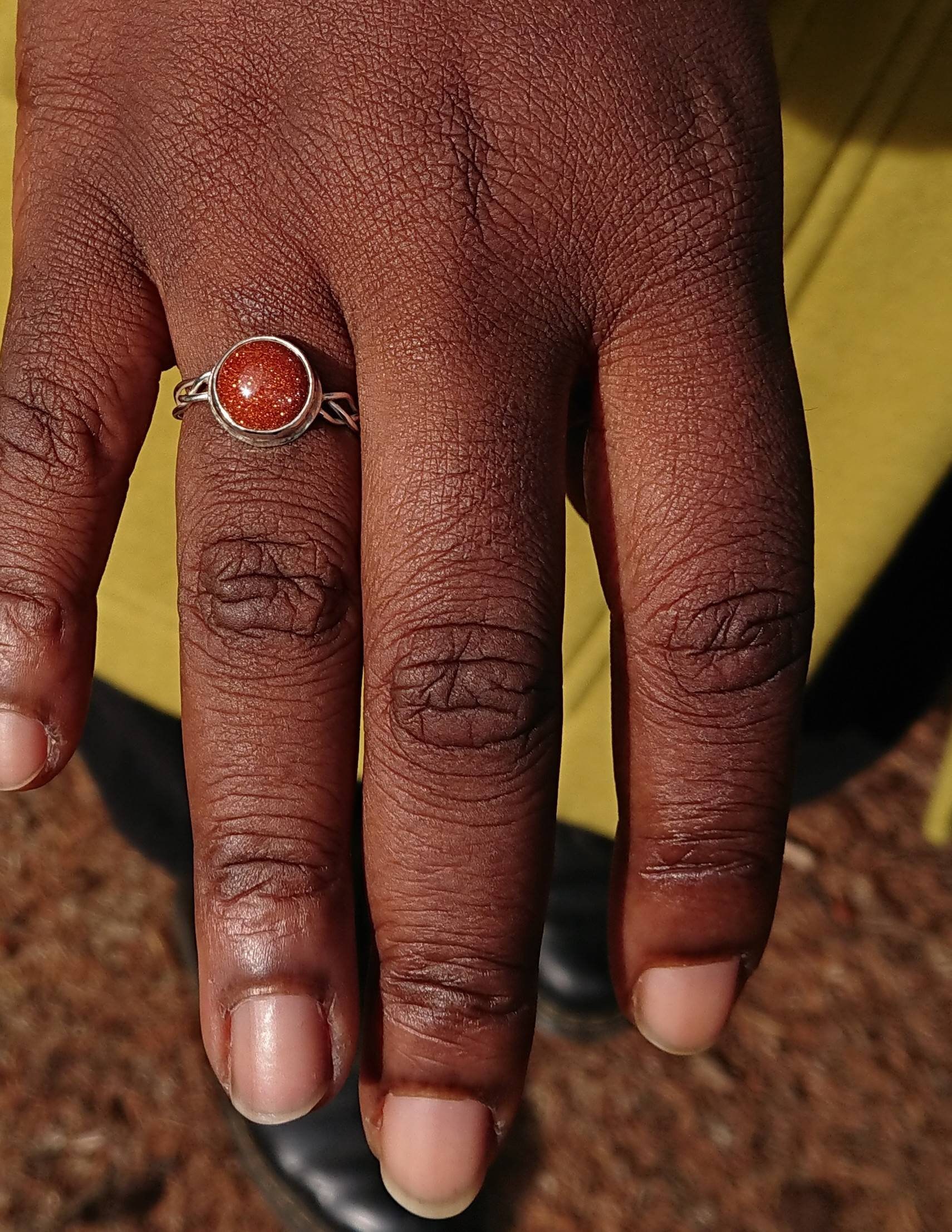 Goldstone Cabochon 925 Sterling Silber Ring Mit Verdrehten Band Goldstone Cabochon 925 Sterling Silber Ring Mit Verdrehten Band von SmashingMetals