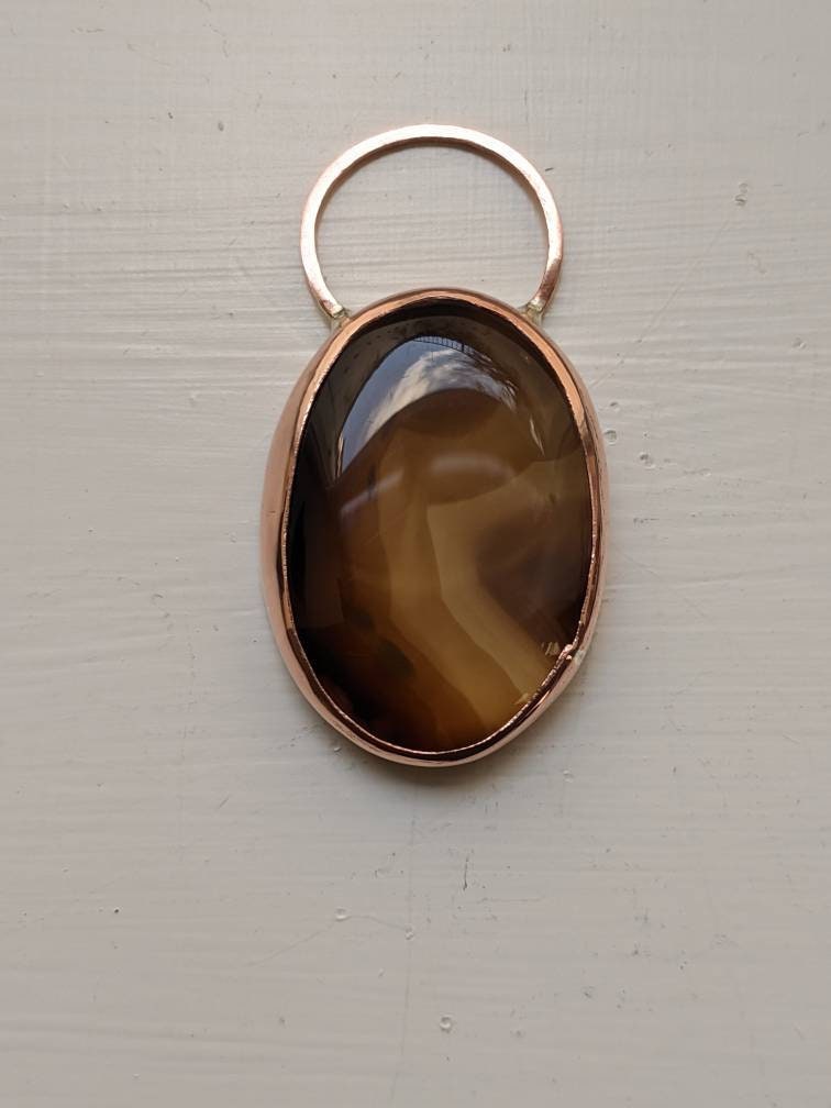 Handgefertigter Statement Anhänger Aus Kupfer Mit Ovalem Sardonyx Cabochon Handgefertigter Statement Anhänger Aus Kupfer Mit Ovalem Sardonyx Cabochon von SmashingMetals