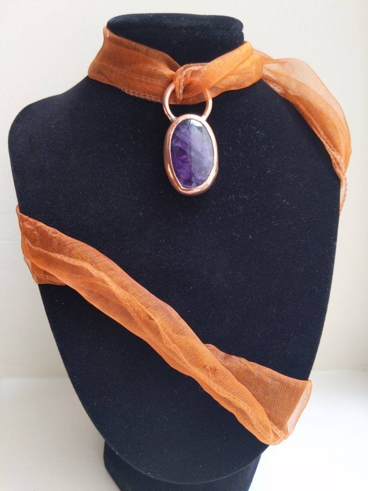 Handgemachter Handgemachter Handpolierter Kupfer-Anhänger Mit Amethyst Cabochon Handgemachter Handgemachter Handpolierter Kupfer-Anhänger Mit Amethyst Cabochon von SmashingMetals