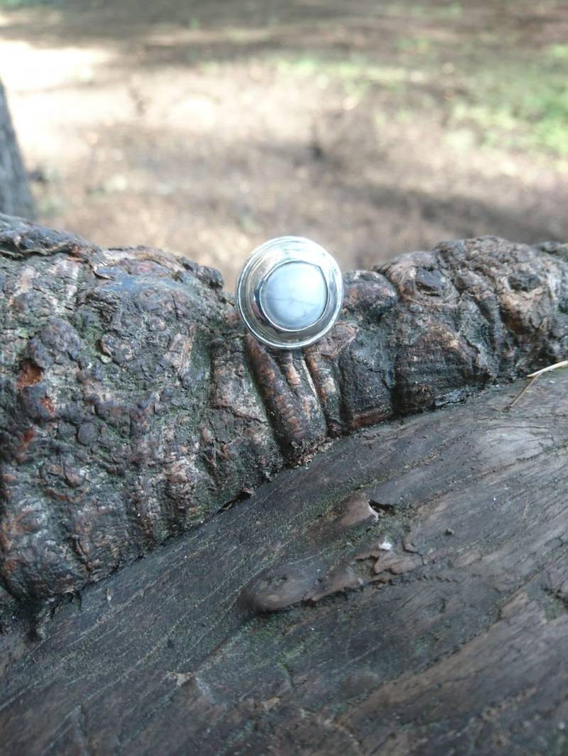 Howlite Cabochon Edelstein Scheibe Geformt 925 Sterling Silber Ring Gepunzt von SmashingMetals