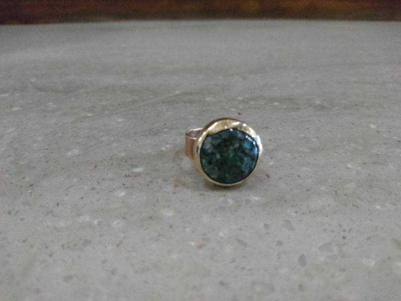 Knopfring Aus Messing Mit Rundem 15 Mm Grünem Und Schwarzem Granit Cabochon von SmashingMetals
