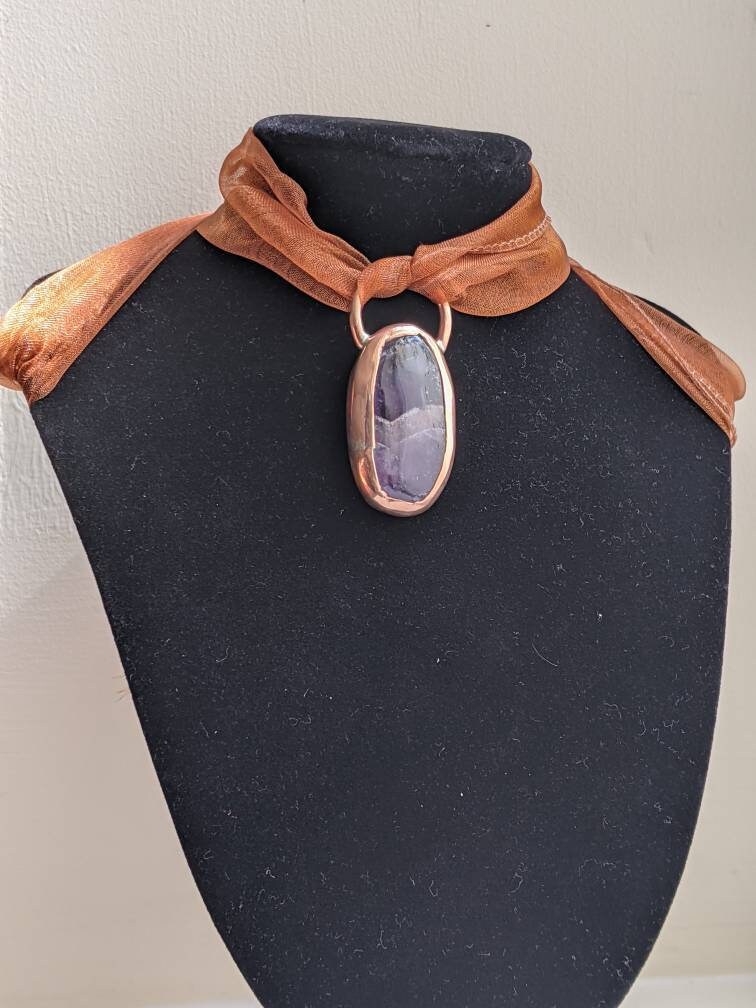 Kupfer-Anhänger Mit Ovalem Amethyst-Cabochon-Edelstein, Handgefertigter, Handpolierter Schmuck Offener Rückseite Kupfer-Anhänger Mit Ovalem Amethyst-Cabochon-Edelstein, Handgefertigter, Handpolierter Schmuck Offener Rückseite von SmashingMetals