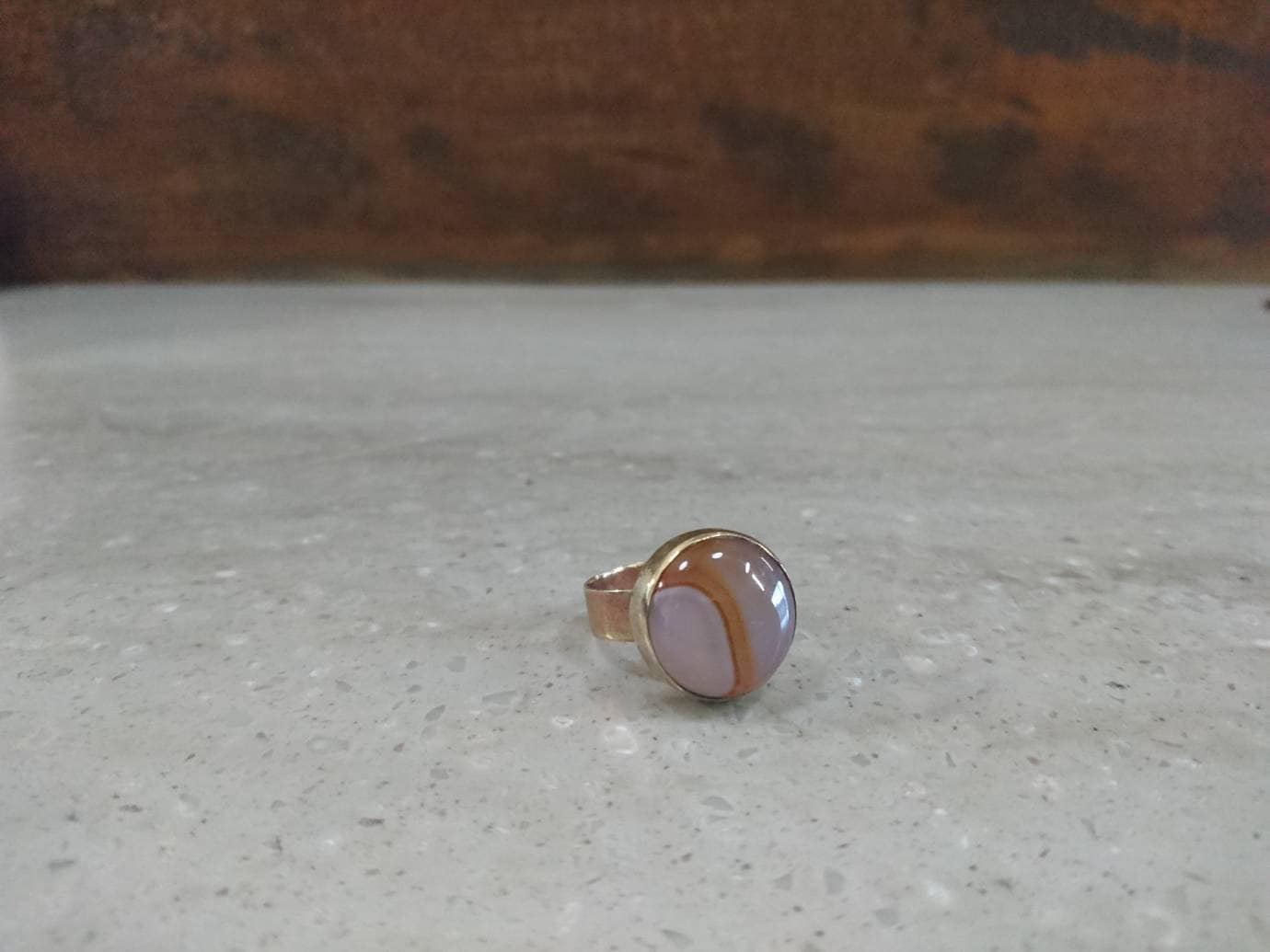 Messing "Knopf' Ring Mit Runden Orange Und Weiß Gebänderten Achat Cabochon Edelstein Recycelt Upcycled Wiederverwendet Messing "Knopf' Ring Mit Runden Orange Und Weiß Gebänderten Achat Cabochon Edelstein Recycelt Upcycled Wiederverwendet von SmashingMetals