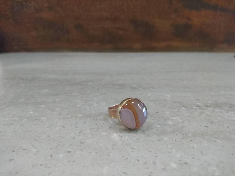 Messing "Knopf' Ring Mit Runden Orange Und Weiß Gebänderten Achat Cabochon Edelstein Recycelt Upcycled Wiederverwendet Messing "Knopf' Ring Mit Runden Orange Und Weiß Gebänderten Achat Cabochon Edelstein Recycelt Upcycled Wiederverwendet von SmashingMetals