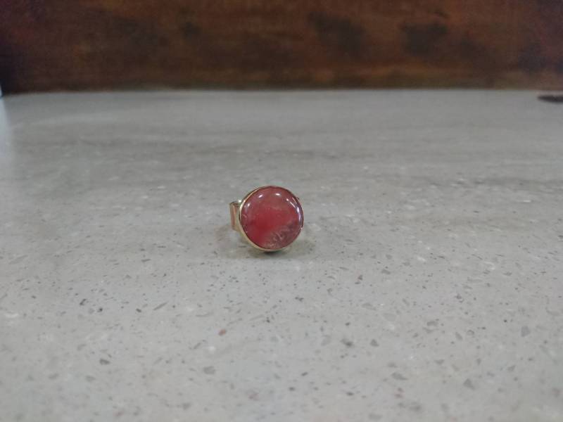 Messing Knopf Ring Mit Runden Rosa Glas Cabochon Recycelt Upcycled Wiederverwendet von SmashingMetals
