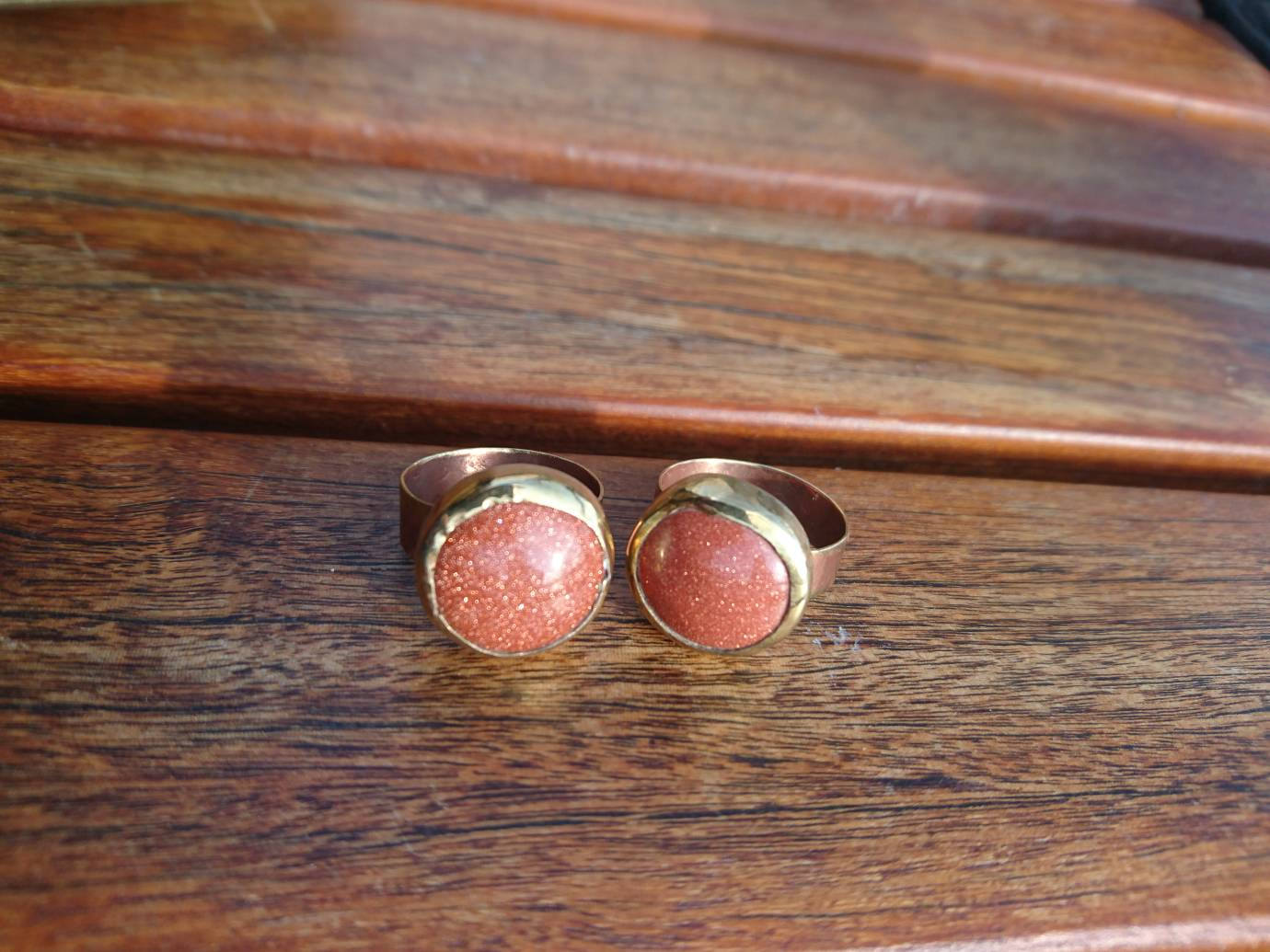 Messing Mit Rundem Brown Goldstone Cabochon Messingring Wiederverwendet, Recycelt, Up-Cycled Messing Mit Rundem Brown Goldstone Cabochon Messingring Wiederverwendet, Recycelt, Up-Cycled von SmashingMetals