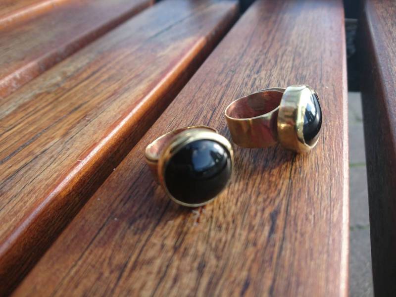 Messingknopfring Mit Rundem Schwarzem Onyx-Cabochon-Edelstein, Recycelt, Wiederverwertet Messingknopfring Mit Rundem Schwarzem Onyx-Cabochon-Edelstein, Recycelt, Wiederverwertet von SmashingMetals