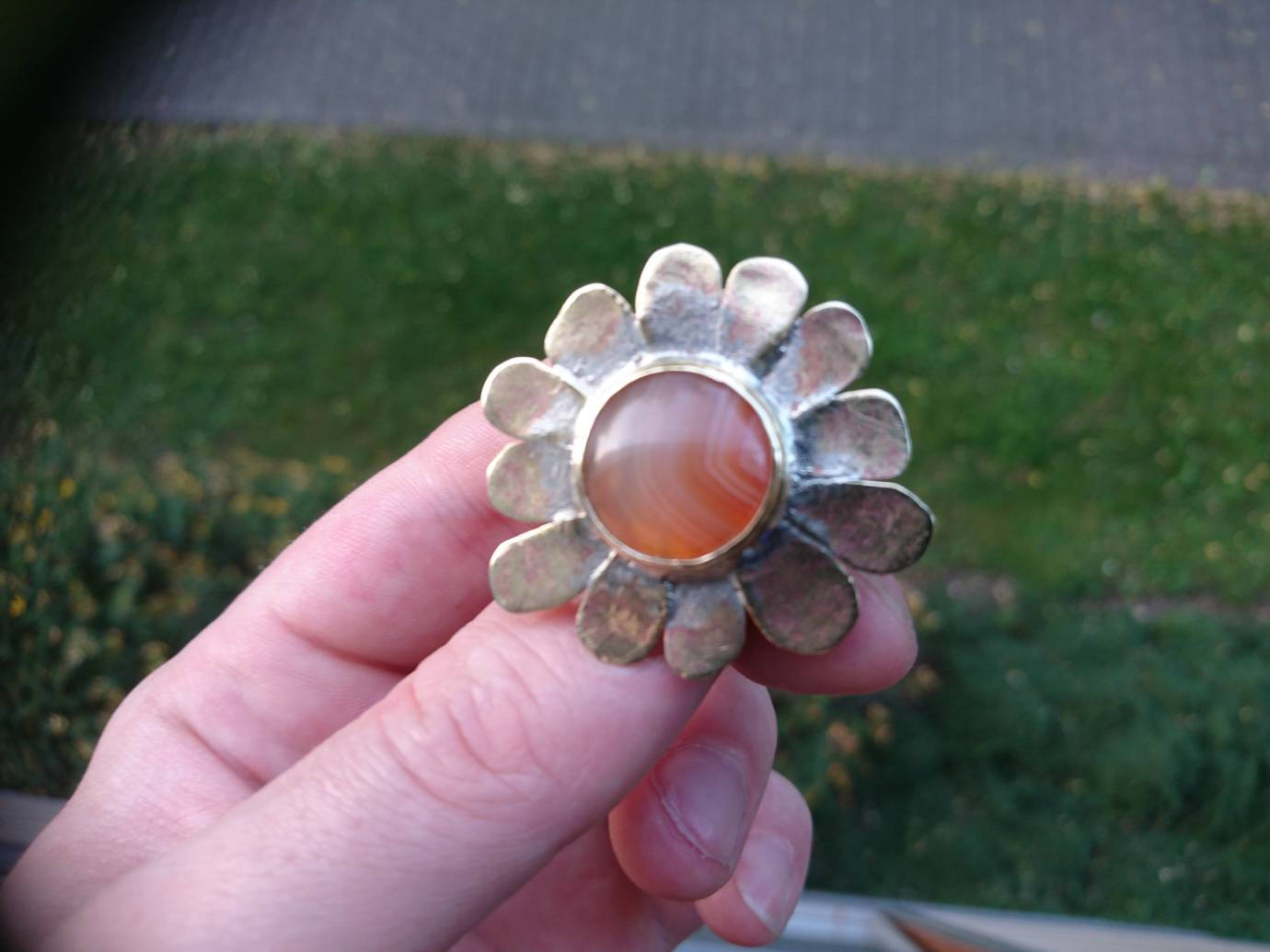 Mittelgroße Messing Flower Power Statement Ring Zweckentfremdet, Recycelt, Upcycled Mittelgroße Messing Flower Power Statement Ring Zweckentfremdet, Recycelt, Upcycled von SmashingMetals