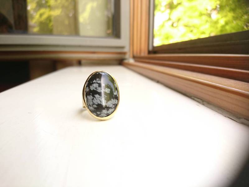 Opulenter Oval Messing Statement Ring Mit Cabochon Schneeflocken Obsidian Edelstein Umgestaltetes, Recyceltes, Upcycled Opulenter Oval Messing Statement Ring Mit Cabochon Schneeflocken Obsidian Edelstein Umgestaltetes, Recyceltes, Upcycled von SmashingMetals
