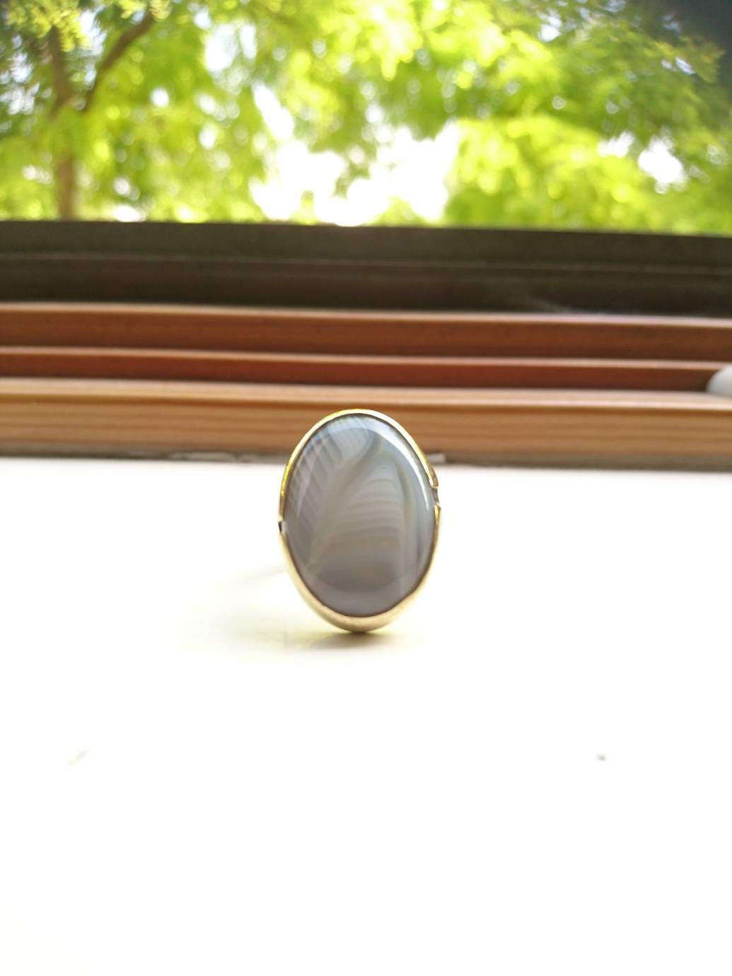 Opulenter Ovaler Messing-statementring Mit Weiß Gebändertem Achat-Cabochon-Edelstein Aus Wiederverwertetem, Recyceltem Und Up-Cyceltem Messing Opulenter Ovaler Messing-statementring Mit Weiß Gebändertem Achat-Cabochon-Edelstein Aus Wiederverwertetem, Recyceltem Und Up-Cyceltem Messing von SmashingMetals