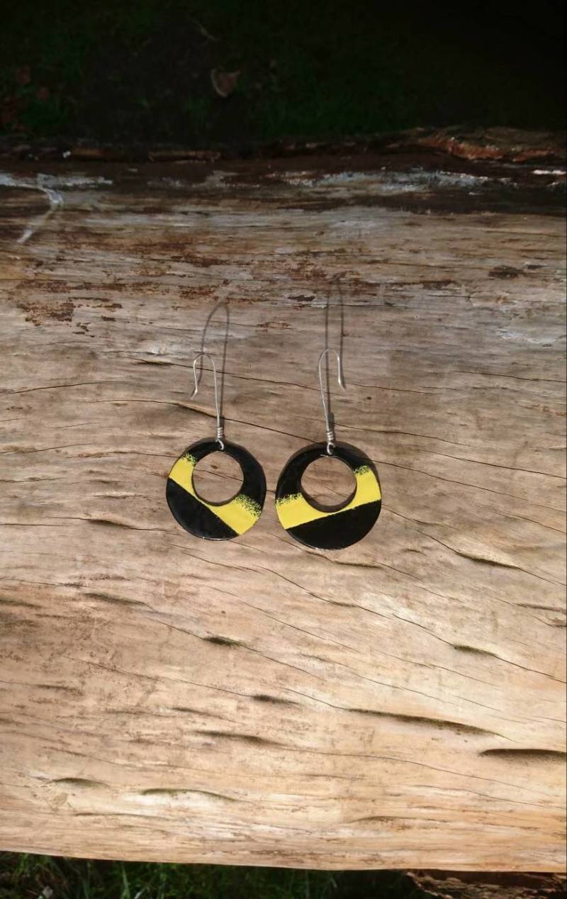 Retro Style Gelb & Schwarz Emaille Ohrringe Retro Style Gelb & Schwarz Emaille Ohrringe von SmashingMetals