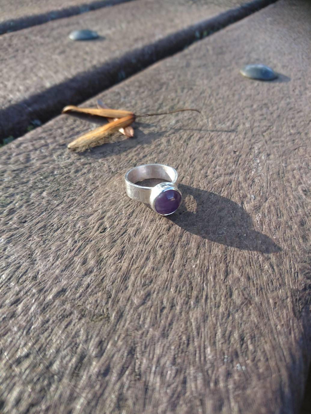Runde Amethyst Cabochon Edelstein Sterling Silber Statement Ring 925 Runde Amethyst Cabochon Edelstein Sterling Silber Statement Ring 925 von SmashingMetals