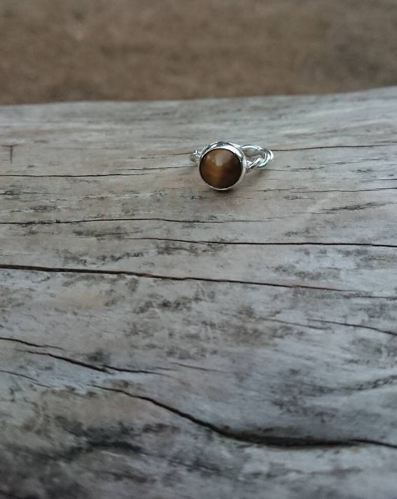 Sterling Silber Statement Ring Mit Runden Tigers Auge Cabochon Edelstein Und Verdreht 925 Band Sterling Silber Statement Ring Mit Runden Tigers Auge Cabochon Edelstein Und Verdreht 925 Band von SmashingMetals