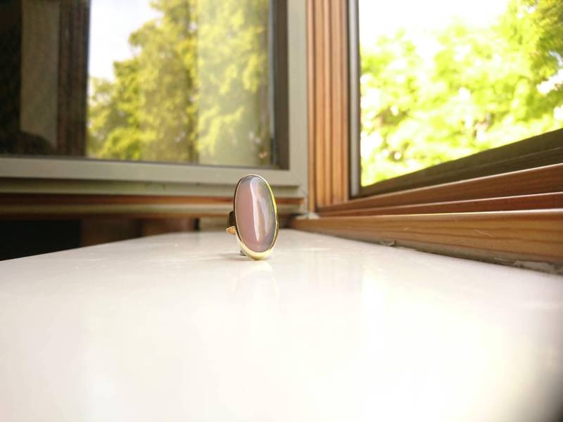 Topsy Langer Oval Messing Statement Ring Mit Grau Mondstein Cabochon Edelstein Wiederverwendet, Recycelt, Up-Cycled Topsy Langer Oval Messing Statement Ring Mit Grau Mondstein Cabochon Edelstein Wiederverwendet, Recycelt, Up-Cycled von SmashingMetals