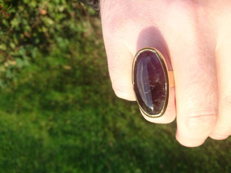 Topsy Langer Ovaler Messing-statement-Ring Mit Amethyst Cabochon Edelstein Wiederverwendet, Recycelt, Up-Cycled Messing Topsy Langer Ovaler Messing-statement-Ring Mit Amethyst Cabochon Edelstein Wiederverwendet, Recycelt, Up-Cycled Messing von SmashingMetals