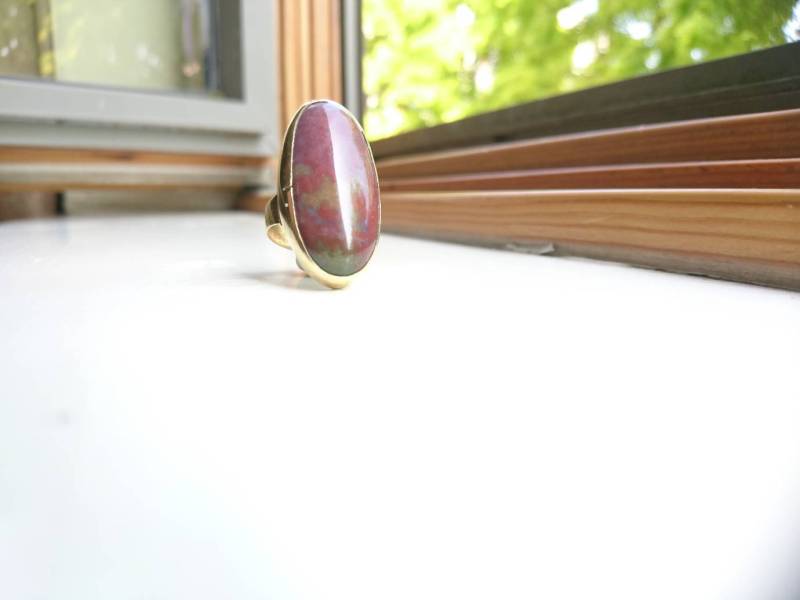 Topsy Oval Messing Statement Ring Mit Lepidolith Cabochon Edelstein Wiederverwendet, Recycelt, Up-Cycled von SmashingMetals