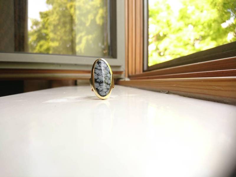 Topsy Oval Messing Statement Ring Mit Schneeflocken Obsidian Cabochon Edelstein Wiederverwendet, Recycelt, Up-Cycled von SmashingMetals