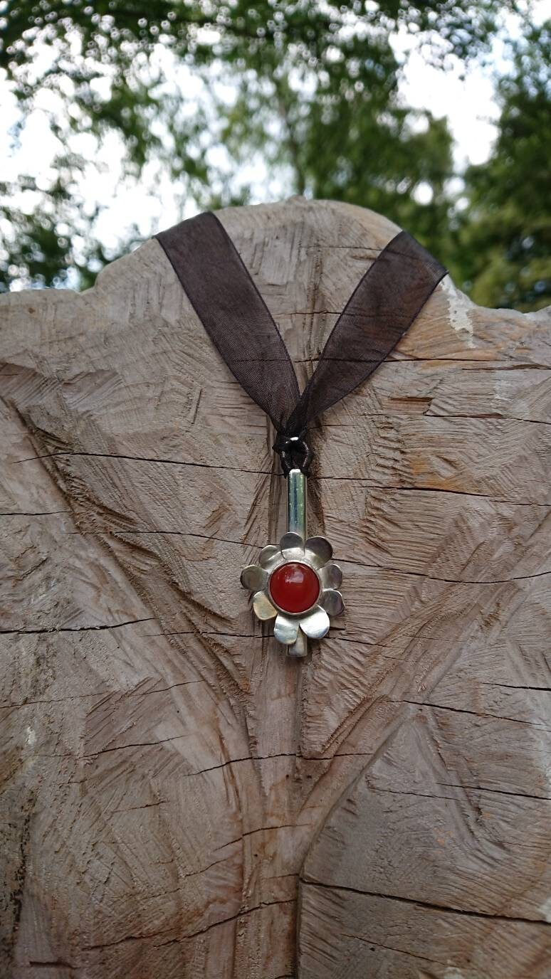 sterling Silber Aussage Anhänger Mit Spinnen Blume Detail, Runde Karaelian Cabochon Edelstein 925 Gepunziert sterling Silber Aussage Anhänger Mit Spinnen Blume Detail, Runde Karaelian Cabochon Edelstein 925 Gepunziert von SmashingMetals