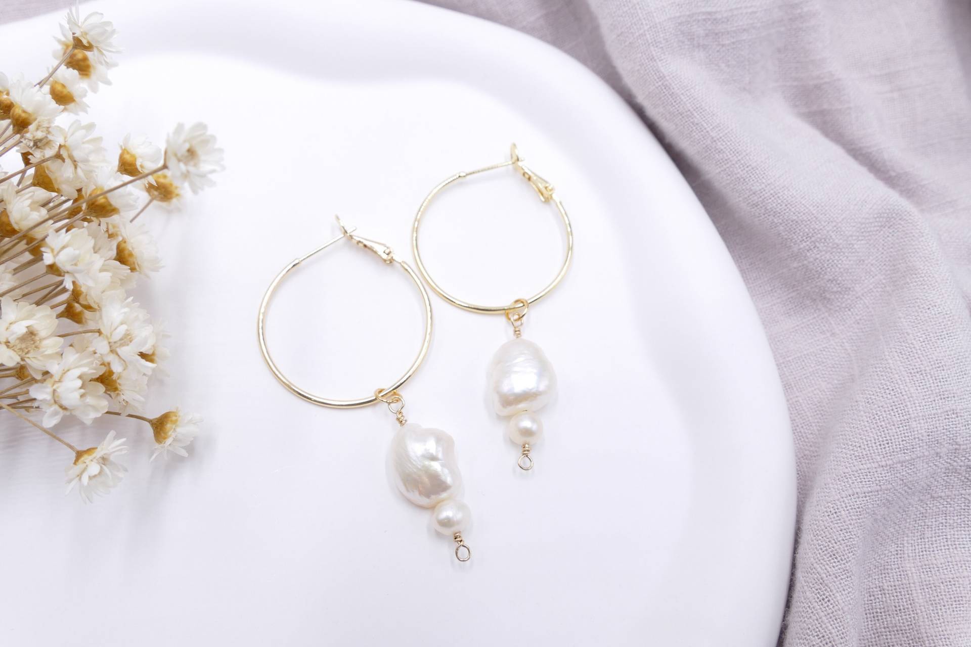 30mm Creolen Mit 18K Vergoldung Und Weißen Süßwasserperlen, Creoles With Freshwater Pearls von SmelijaAccessories