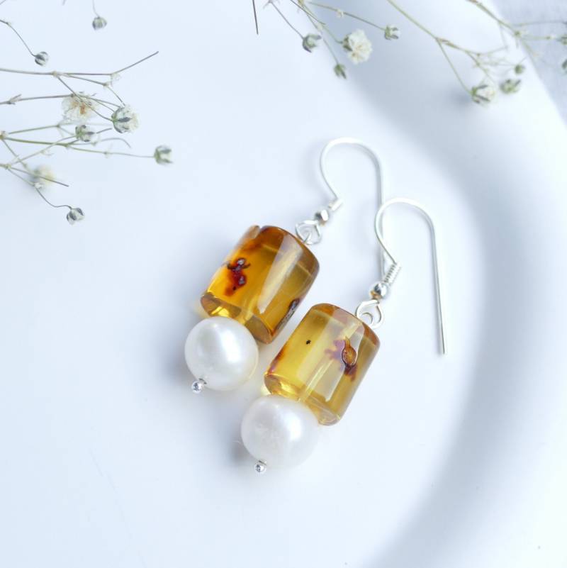 Bernstein Ohrhänger in Zylinderform Und Weißen Süßwasserperlen, 925Er Silber Orhaken von SmelijaAccessories