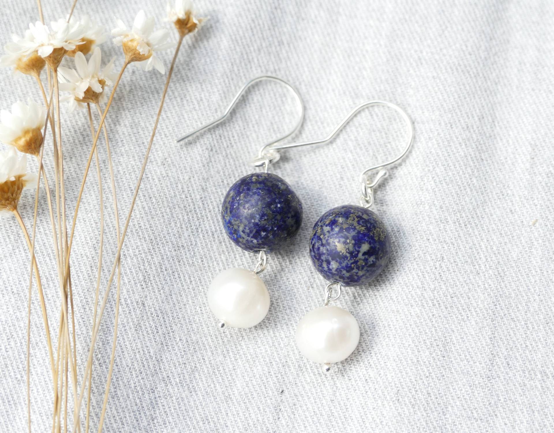 Lapislazuli Und Süßwasserperlen Ohrringe, 925 Silber Orhaken von SmelijaAccessories
