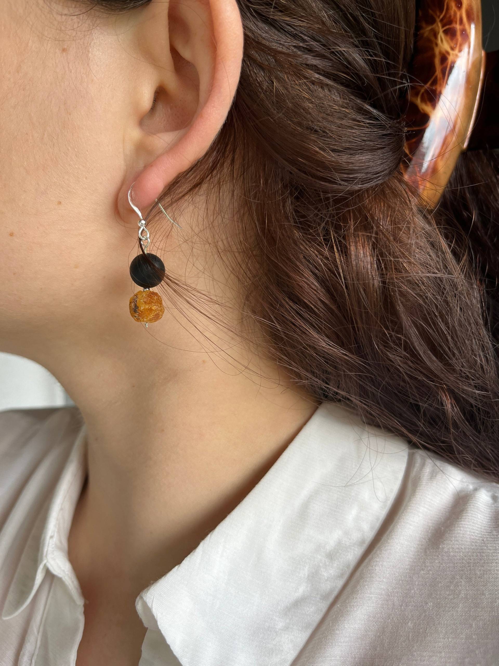 Matt-Schwarze Und Honiggelbe Bernstein-Ohrringe Mit 925 Silber-Ohrhaken von SmelijaAccessories