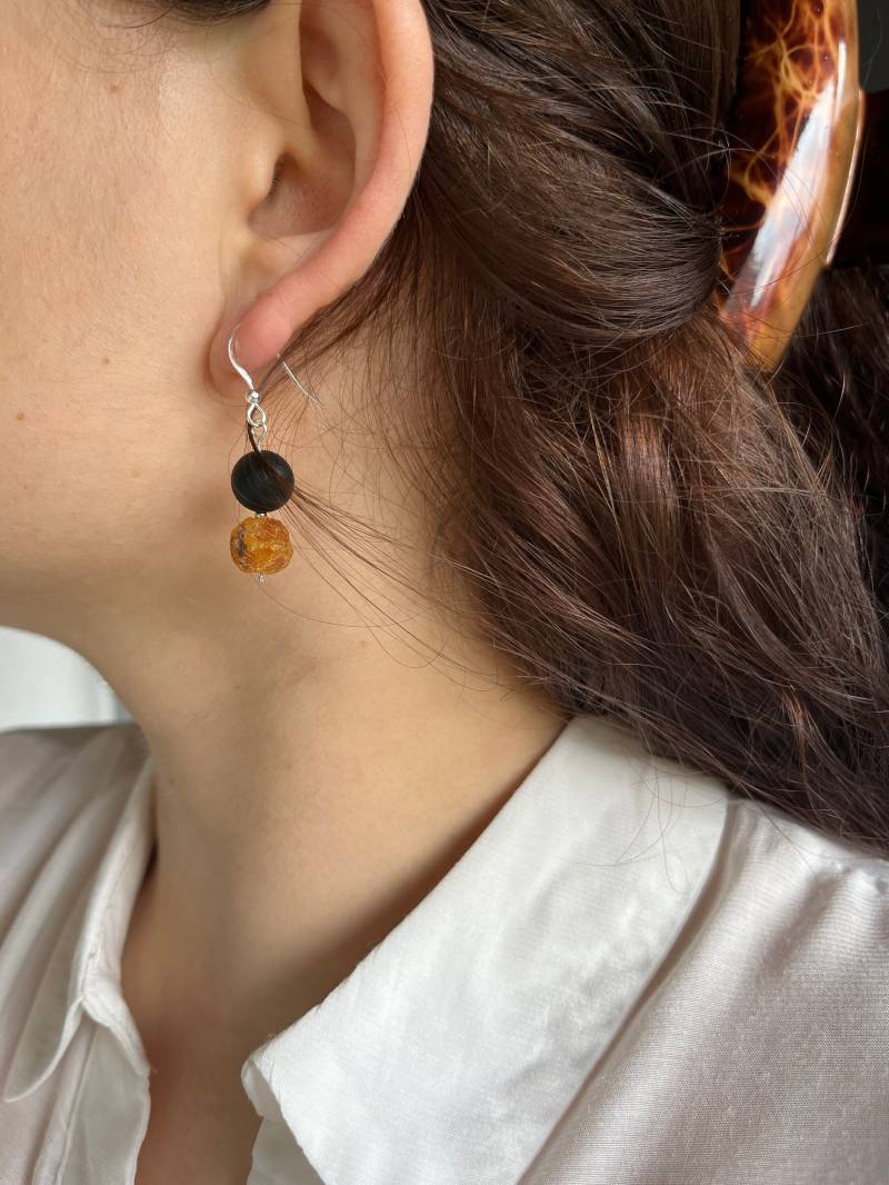 Matt-Schwarze Und Honiggelbe Bernstein-Ohrringe Mit 925 Silber-Ohrhaken Matt-Schwarze Und Honiggelbe Bernstein-Ohrringe Mit 925 Silber-Ohrhaken von SmelijaAccessories