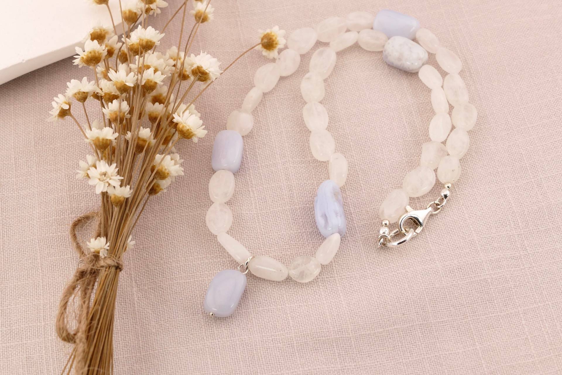 Mondstein Und Chalcedon Halskette Mit 925 Silber Großem Karabinerverschluss von SmelijaAccessories