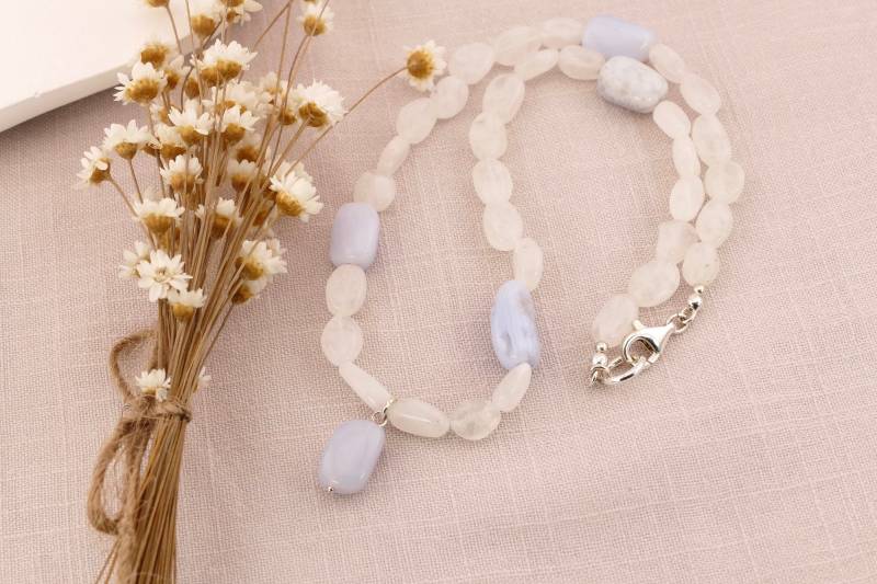 Mondstein Und Chalcedon Halskette Mit 925 Silber Großem Karabinerverschluss Mondstein Und Chalcedon Halskette Mit 925 Silber Großem Karabinerverschluss von SmelijaAccessories