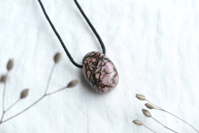 Rhodonit Anhänger Am Baumwollband von SmelijaAccessories